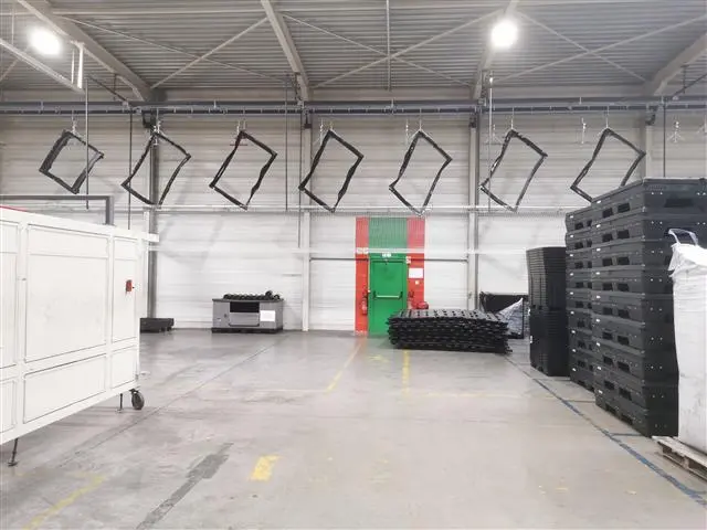 Convoyeur à corde suspendu en hauteur dans un atelier de production — libération totale de la surface au sol