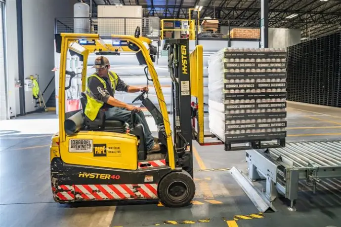 Rouleau chargeur motorisé VensRoller — convoyage et transfert multi-niveaux en entrepôt logistique