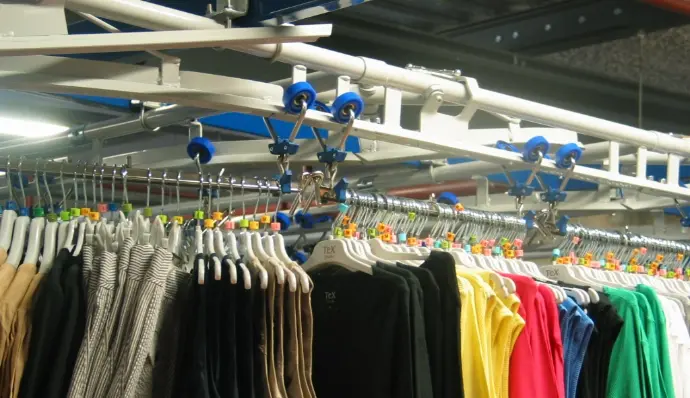 Trolley industriel sur mesure avec balancelle souple pour convoyeur aérien — adapté aux charges légères et vêtements