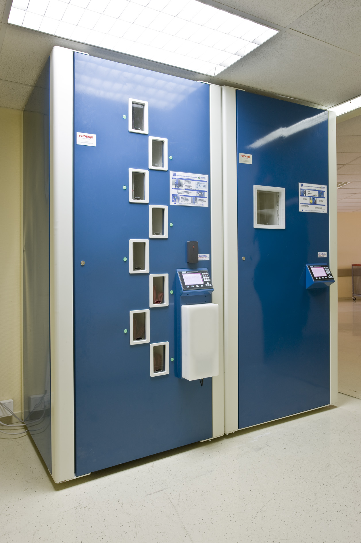 Distributeur VensDAVP en situation — casiers de vêtements pliés accessibles par badge sécurisé et tracking RFID